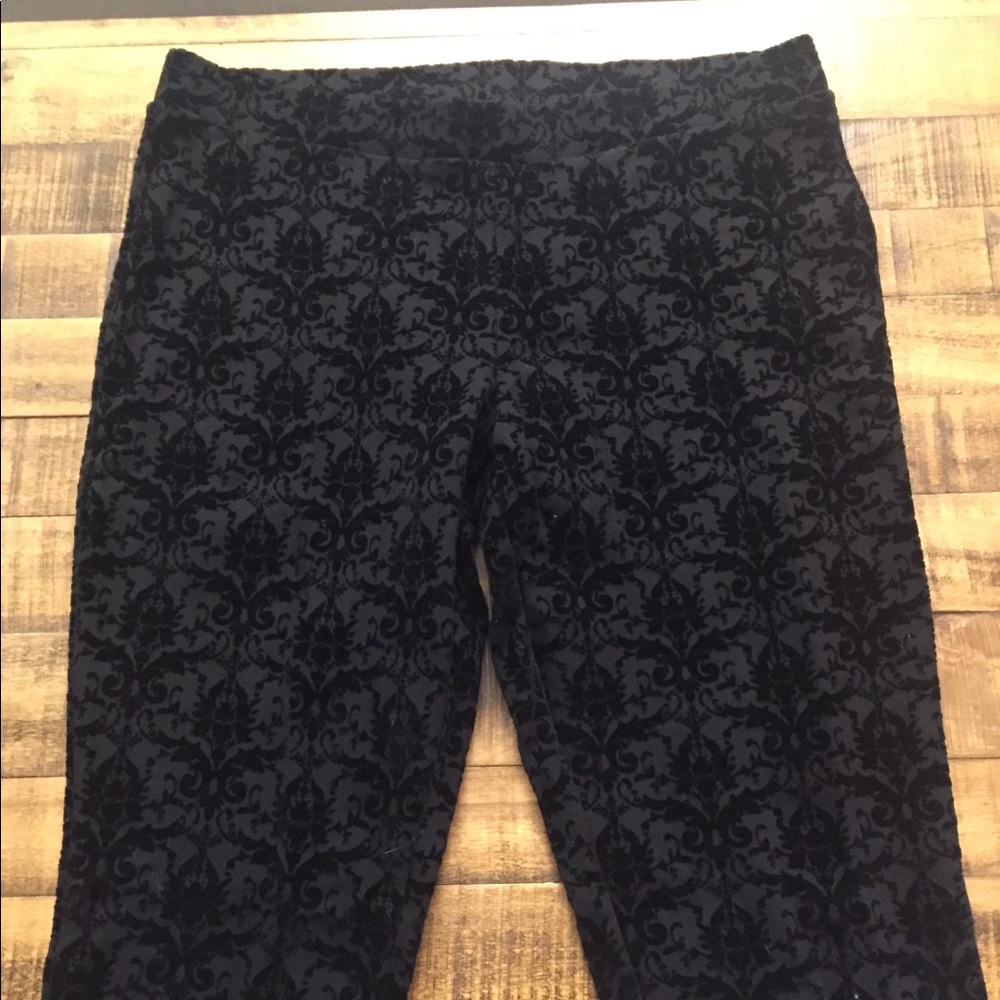 Stylish black leggings with velvet pattern